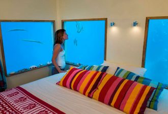 Плавающий отель с подводной спальней в Индийском океане
