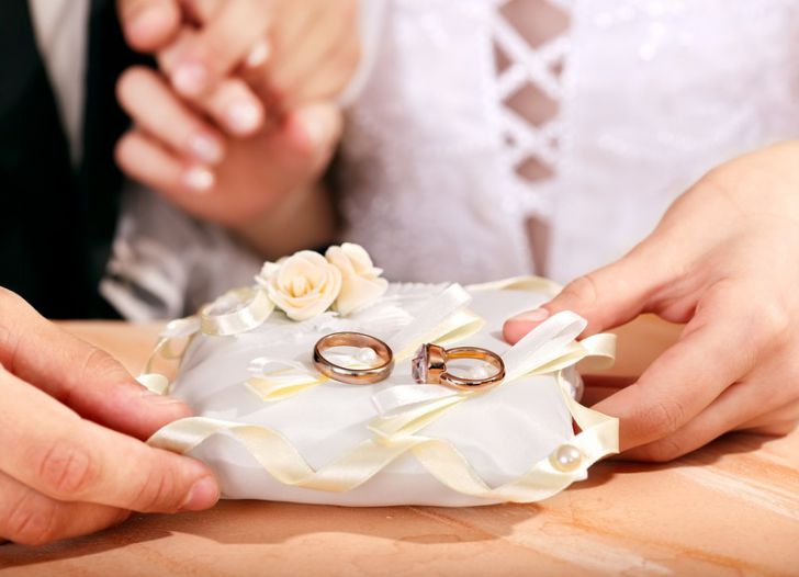 Кольца свадебные на подушечке