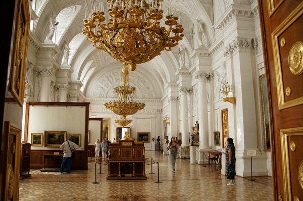 Главный музейный комплекс, экспозиции Государственного Эрмитажа в Константиновском дворце и  Дворец Меньшикова.