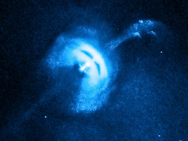 Похожее на человеческое лицо, на самом деле это фотография космического пульсара Вела, который находится на расстоянии в тысячи световых лет от планеты Земля. 