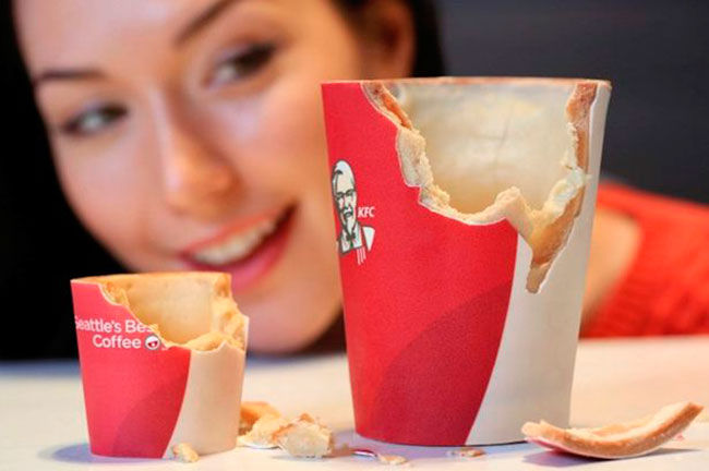 В сети KFC можно не только выпить кофе, но и съесть после этого стакан