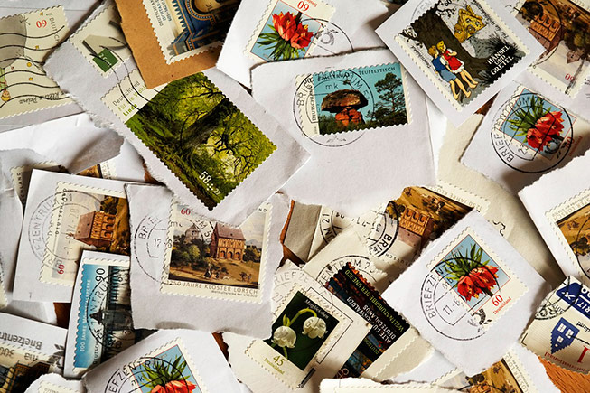 Французский почтальон 14 лет воровал открытки и письма