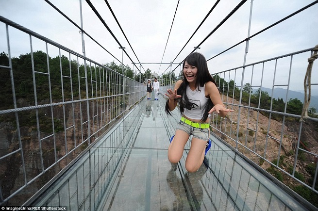 Подвесной стеклянный мост в Китае – чудо 21 века