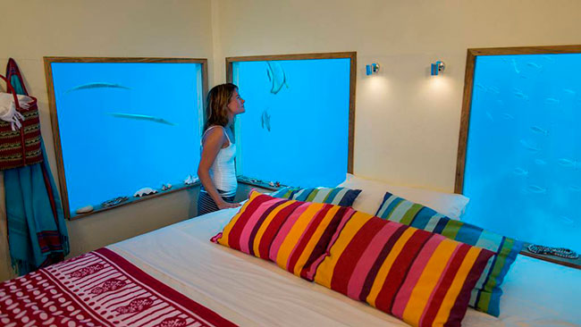 Плавающий отель с подводной спальней в Индийском океане