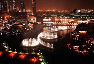 Романтичный фонтан в Дубае. Поющий фонтан